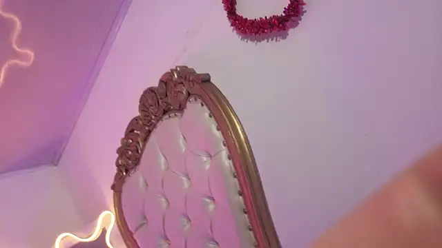 MILAH TAY online show from February 13, 11:39 am