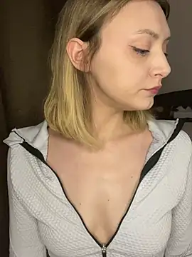 Leecey online show from April 12, 7:19 pm