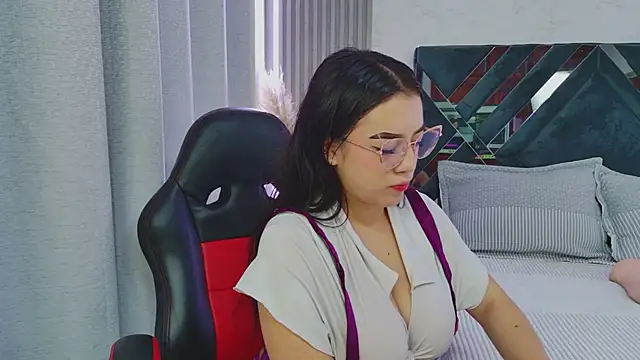 AmyTorres  online show from April 8, 3:34 pm