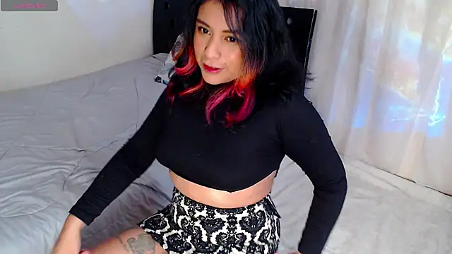 Snapshot of laury_moon chatting on February 10, 4:55 pm laury moon online show from February 10, 4:55 pm