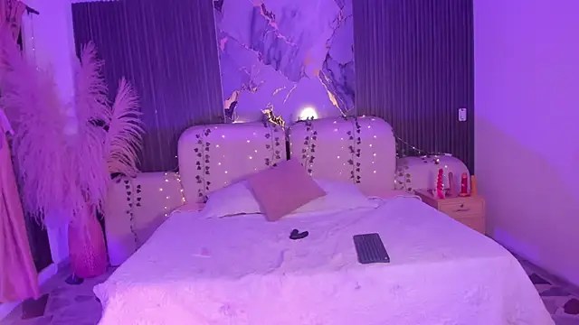 JazminRusso  online show from April 6, 4:21 am