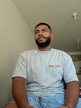 Snapshot of KLEYTON33 chatting on February 9, 6:34 pm KLEYTON33 online show from February 9, 6:34 pm