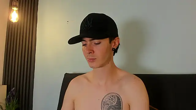 Snapshot of Lio_____ chatting on March 2, 7:15 am Lio online show from March 2, 7:15 am