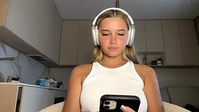 Snapshot of SeveralDip chatting on February 15, 12:25 pm SeveralDip online show from February 15, 12:25 pm