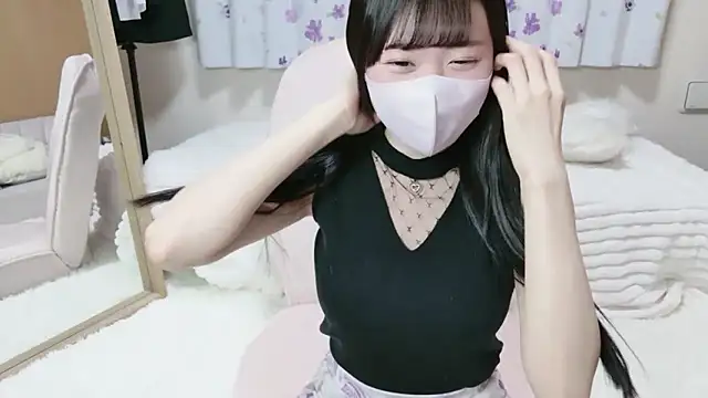 Snapshot of MOE_o0 chatting on February 25, 9:08 am MOE o0 online show from February 25, 9:08 am