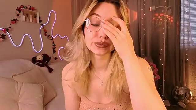 lusciousslily online show from April 11, 5:01 am