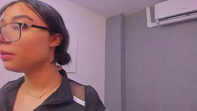 Snapshot of lil_miia chatting on February 28, 7:15 pm lil miia online show from February 28, 7:15 pm