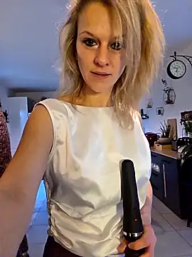 Snapshot of Couple-Kiwii-Orchidee-Boy chatting on February 8, 2:31 pm Couple-Kiwii-Orchidee-Boy online show from February 8, 2:31 pm