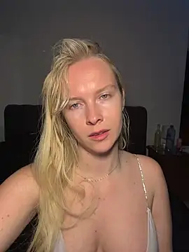 Snapshot of Ellie-rosee chatting on February 24, 3:43 pm Ellie-rosee online show from February 24, 3:43 pm