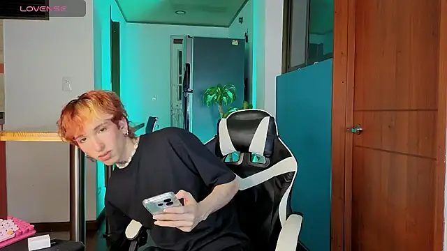 Snapshot of golden_twink_ chatting on February 11, 6:29 am golden twink online show from February 11, 6:29 am