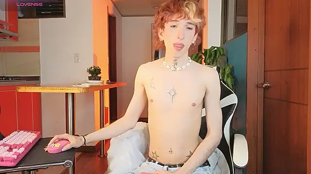 Snapshot of golden_twink_ chatting on February 15, 10:25 am golden twink online show from February 15, 10:25 am