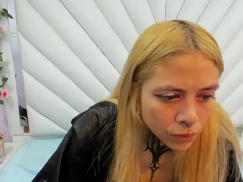 Snapshot of Dakota_Angell_ chatting on February 5, 3:00 am Dakota Angell online show from February 5, 3:00 am