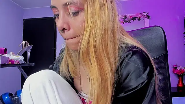 Snapshot of Dakota_Angell_ chatting on February 8, 3:37 pm Dakota Angell online show from February 8, 3:37 pm