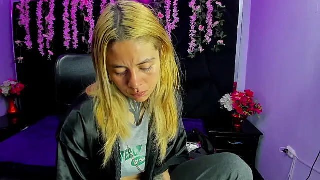 Snapshot of Dakota_Angell_ chatting on February 15, 3:14 am Dakota Angell online show from February 15, 3:14 am