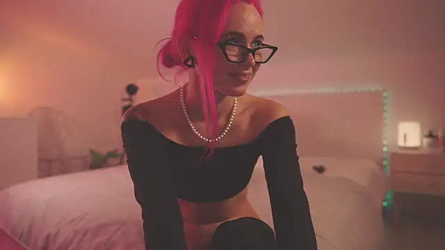 Snapshot of Sarah_Pink chatting on December 1, 9:15 pm Sarah Pink online show from December 1, 9:15 pm