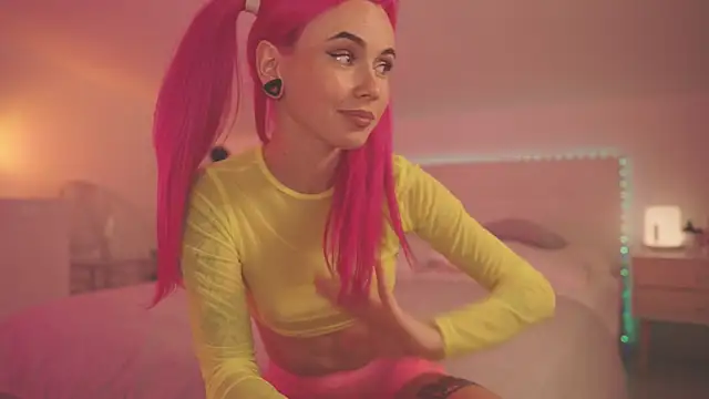 Snapshot of Sarah_Pink chatting on December 6, 5:00 pm Sarah Pink online show from December 6, 5:00 pm