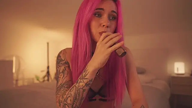 Snapshot of Sarah_Pink chatting on February 8, 5:29 pm Sarah Pink online show from February 8, 5:29 pm