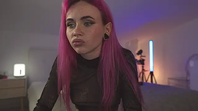 Snapshot of Sarah_Pink chatting on February 25, 8:51 pm Sarah Pink online show from February 25, 8:51 pm