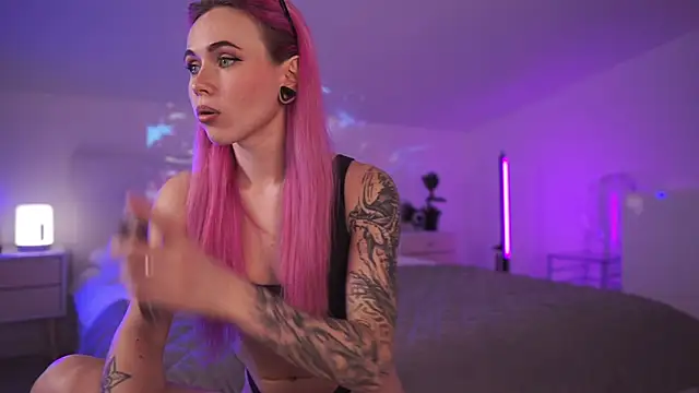 Snapshot of Sarah_Pink chatting on March 22, 5:20 pm Sarah Pink online show from March 22, 5:20 pm