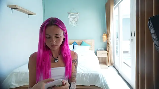 Snapshot of Sarah_Pink chatting on October 6, 3:48 am Sarah Pink online show from October 6, 3:48 am