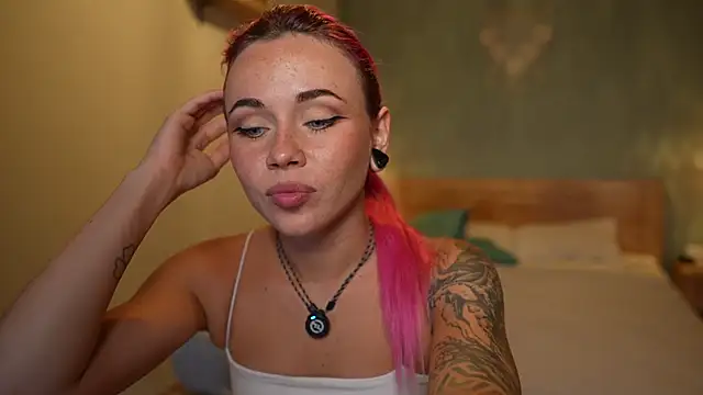 Snapshot of Sarah_Pink chatting on November 15, 12:45 pm Sarah Pink online show from November 15, 12:45 pm