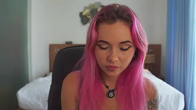 Snapshot of Sarah_Pink chatting on December 18, 2:28 am Sarah Pink online show from December 18, 2:28 am