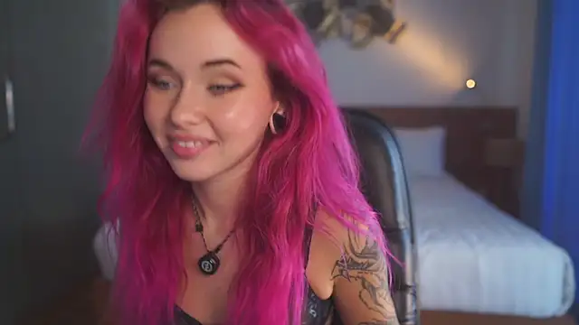 Snapshot of Sarah_Pink chatting on July 25, 9:18 am Sarah Pink online show from July 25, 9:18 am
