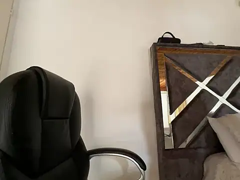 Snapshot of alison_parkerr26 chatting on February 4, 6:03 pm alison parkerr26 online show from February 4, 6:03 pm