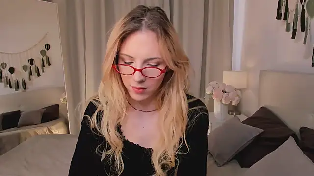 Snapshot of Tiffany__King chatting on May 10, 5:56 am Tiffany King online show from May 10, 5:56 am