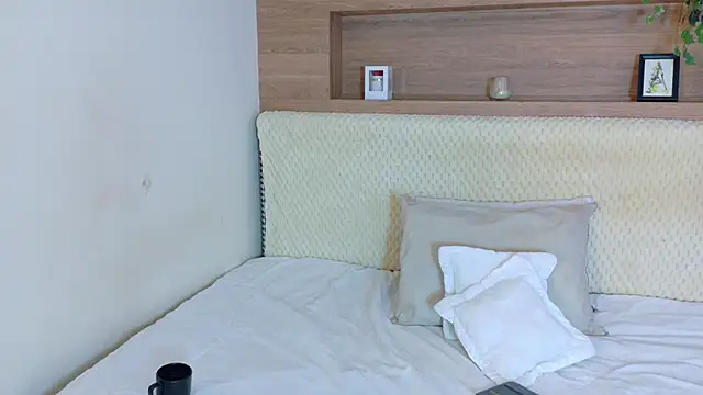 VioletBloomm online show from February 25, 12:04 pm