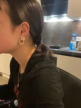 Just-Lilly online show from April 11, 7:51 pm