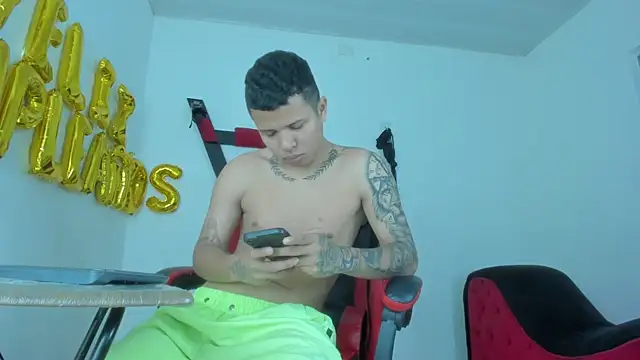 Snapshot of Steven_and_Camilo18 chatting on February 11, 11:59 am Steven and Camilo18 online show from February 11, 11:59 am