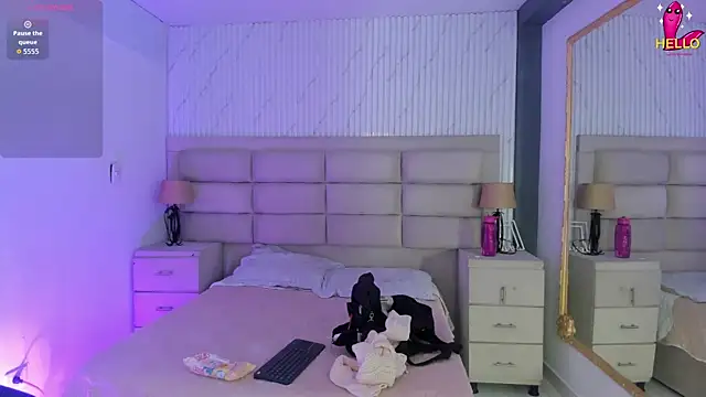 CarolineFyre online show from April 12, 12:43 pm