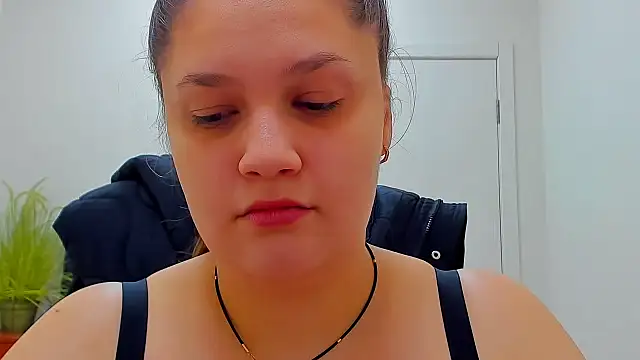 Snapshot of Maddinia chatting on February 13, 8:43 am Maddinia online show from February 13, 8:43 am