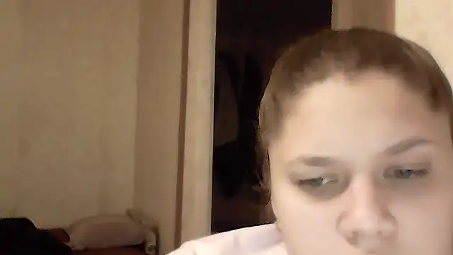 Snapshot of Maddinia chatting on February 25, 9:13 pm Maddinia online show from February 25, 9:13 pm