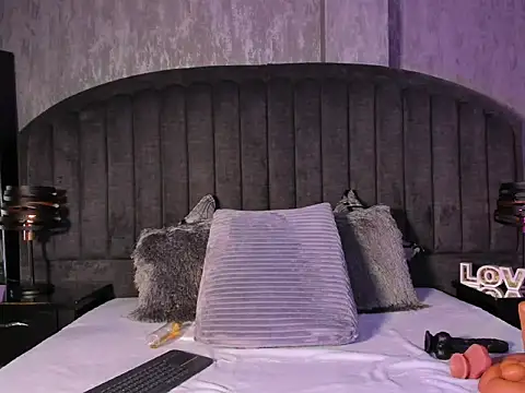 Snapshot of RED_VIOLETH chatting on February 8, 5:33 am RED VIOLETH online show from February 8, 5:33 am