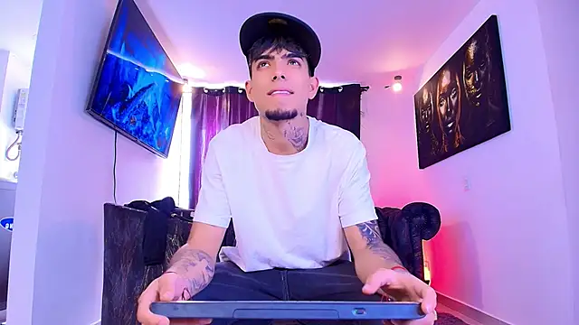 Snapshot of miguel_aguirre_ chatting on February 2, 2:49 pm miguel aguirre online show from February 2, 2:49 pm