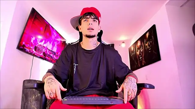 Snapshot of miguel_aguirre_ chatting on February 3, 1:38 pm miguel aguirre online show from February 3, 1:38 pm