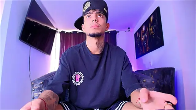 Snapshot of miguel_aguirre_ chatting on February 13, 12:45 pm miguel aguirre online show from February 13, 12:45 pm