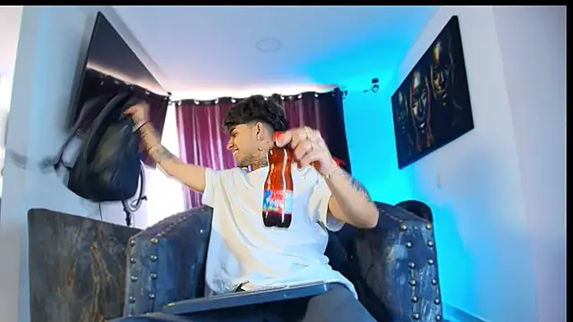 Snapshot of miguel_aguirre_ chatting on February 19, 1:40 pm miguel aguirre online show from February 19, 1:40 pm