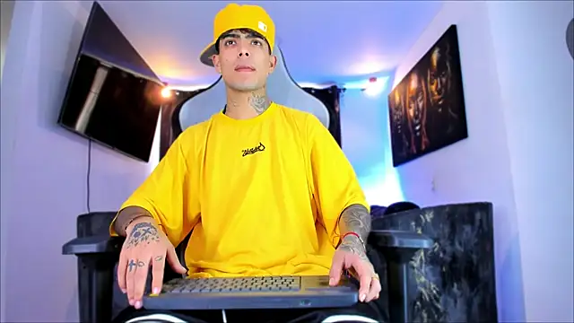 Snapshot of miguel_aguirre_ chatting on February 21, 12:50 pm miguel aguirre online show from February 21, 12:50 pm