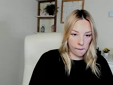 VelvetAngela online show from March 4, 1:28 pm