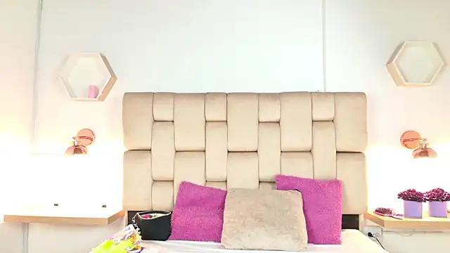 Kendall  11 online show from April 18, 9:04 pm