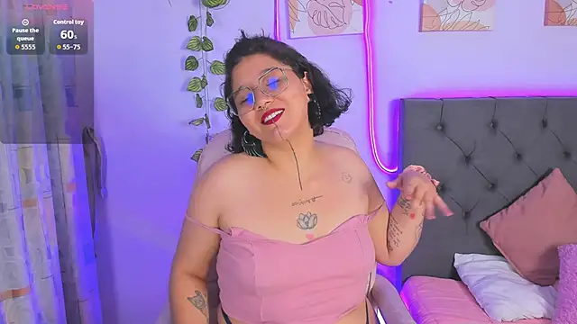 Snapshot of Sylvara_bx chatting on February 18, 12:45 pm Sylvara bx online show from February 18, 12:45 pm