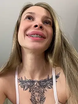 Snapshot of ElyseeXXX chatting on February 19, 10:28 pm ElyseeXXX online show from February 19, 10:28 pm