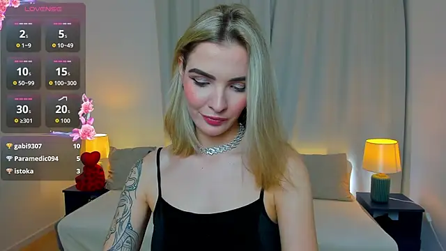 Snapshot of SinLuna_ chatting on February 19, 9:00 pm SinLuna online show from February 19, 9:00 pm