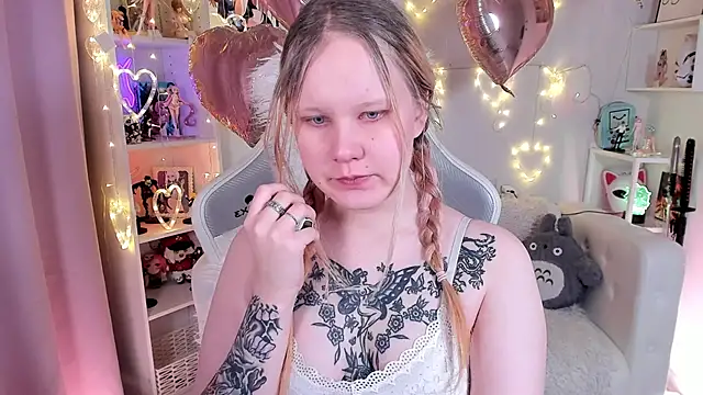 Snapshot of AnnieVibe chatting on February 5, 5:39 pm AnnieVibe online show from February 5, 5:39 pm