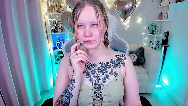 Snapshot of AnnieVibe chatting on February 15, 6:15 pm AnnieVibe online show from February 15, 6:15 pm