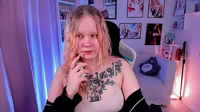 Snapshot of AnnieVibe chatting on February 22, 5:33 pm AnnieVibe online show from February 22, 5:33 pm