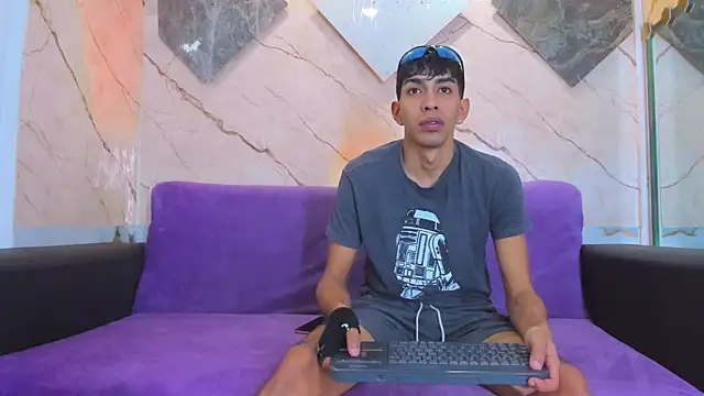 Snapshot of biig_boy chatting on February 15, 7:43 pm biig boy online show from February 15, 7:43 pm